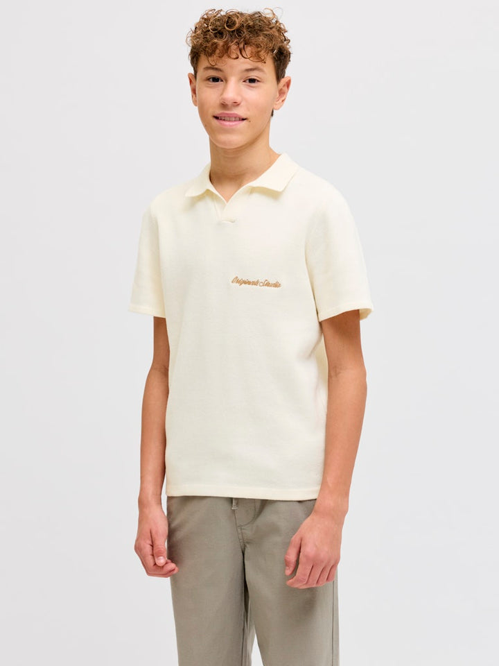 Stickad kortärmad pike tröja till pojke. Fin natur vit piké tröja med krage till ungdom kille i ekologisk bomull från Jack & Jones Junior.
JORNORREBRO LIGHT KNIT SS POLO JNR
12286702