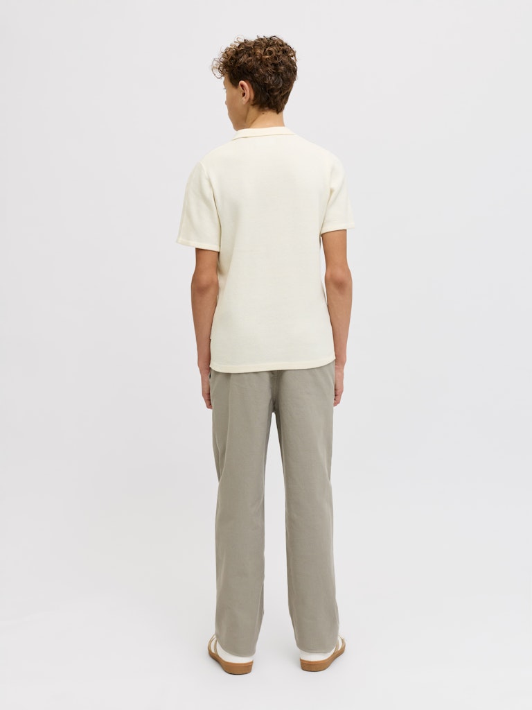 Stickad kortärmad pike tröja till pojke. Fin natur vit piké tröja med krage till ungdom kille i ekologisk bomull från Jack & Jones Junior.
JORNORREBRO LIGHT KNIT SS POLO JNR
12286702