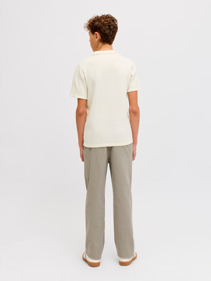 Stickad kortärmad pike tröja till pojke. Fin natur vit piké tröja med krage till ungdom kille i ekologisk bomull från Jack & Jones Junior.
JORNORREBRO LIGHT KNIT SS POLO JNR
12286702