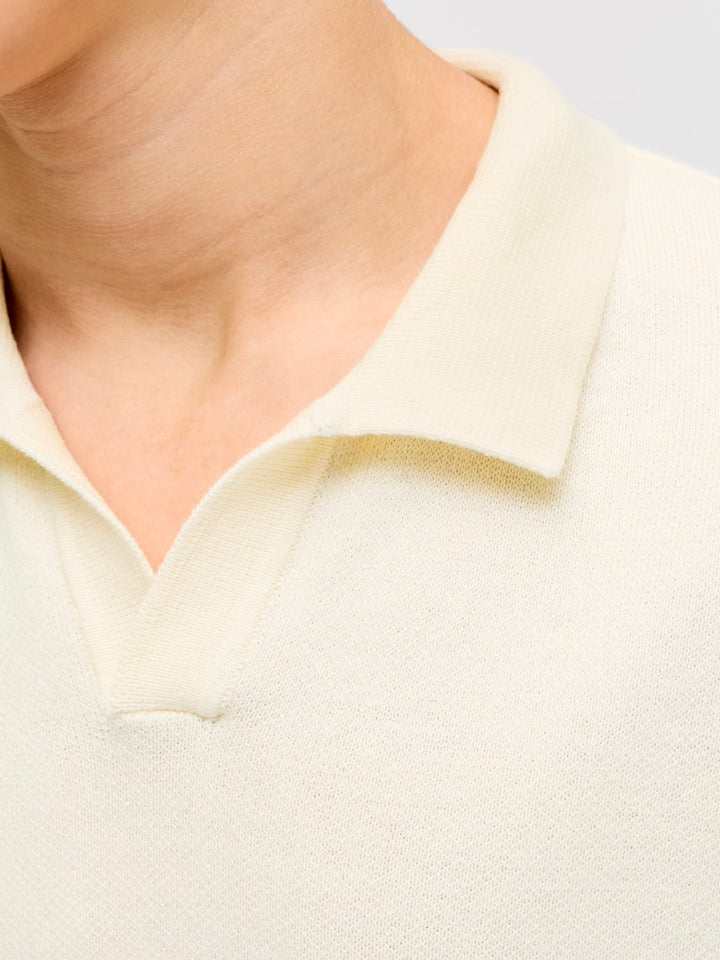 Stickad kortärmad pike tröja till pojke. Fin natur vit piké tröja med krage till ungdom kille i ekologisk bomull från Jack & Jones Junior.
JORNORREBRO LIGHT KNIT SS POLO JNR
12286702