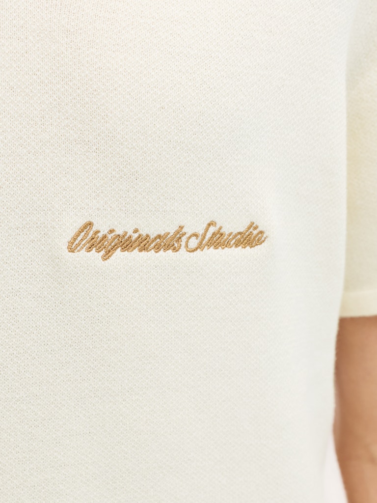 Stickad kortärmad pike tröja till pojke. Fin natur vit piké tröja med krage till ungdom kille i ekologisk bomull från Jack & Jones Junior.
JORNORREBRO LIGHT KNIT SS POLO JNR
12286702