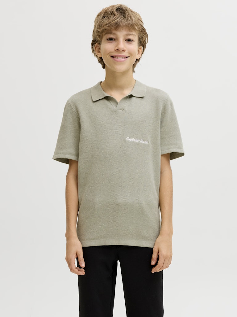 Stickad kortärmad pike tröja till pojke. Fin grön piké tröja med krage till ungdom kille från Jack & Jones Junior.
JORNORREBRO LIGHT KNIT SS POLO JNR
12286702