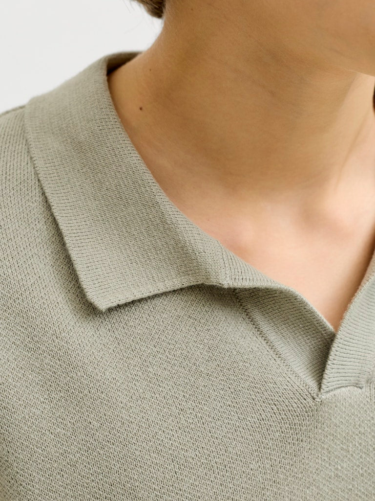 Stickad kortärmad pike tröja till pojke. Fin grön piké tröja med krage till ungdom kille från Jack & Jones Junior.
JORNORREBRO LIGHT KNIT SS POLO JNR
12286702