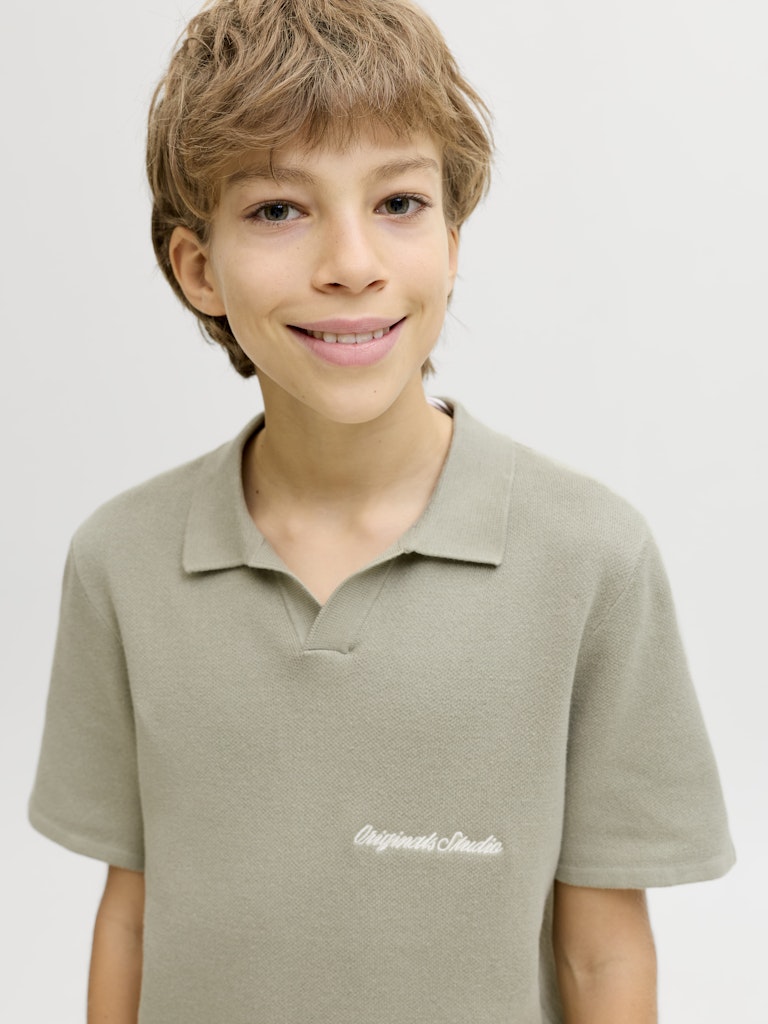 Stickad kortärmad pike tröja till pojke. Fin grön piké tröja med krage till ungdom kille från Jack & Jones Junior.
JORNORREBRO LIGHT KNIT SS POLO JNR
12286702