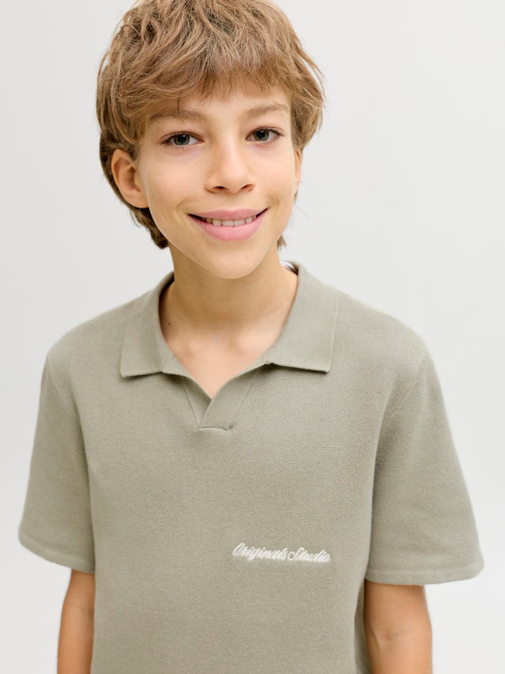 Stickad kortärmad pike tröja till pojke. Fin grön piké tröja med krage till ungdom kille från Jack & Jones Junior.
JORNORREBRO LIGHT KNIT SS POLO JNR
12286702