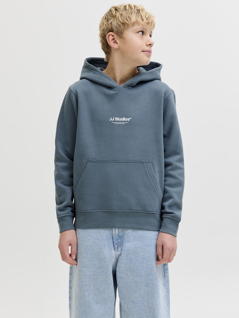 Snygg blå luvtröja till pojke från Jack and Jones. Hoodie till ungdom kille, stor  kängeruficka, ekologisk bomull.
JJESOHO SWEAT HOOD NOOS JNR
12279109