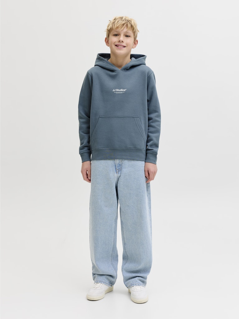 Snygg blå luvtröja till pojke från Jack and Jones. Hoodie till ungdom kille, stor  kängeruficka, ekologisk bomull.
JJESOHO SWEAT HOOD NOOS JNR
12279109