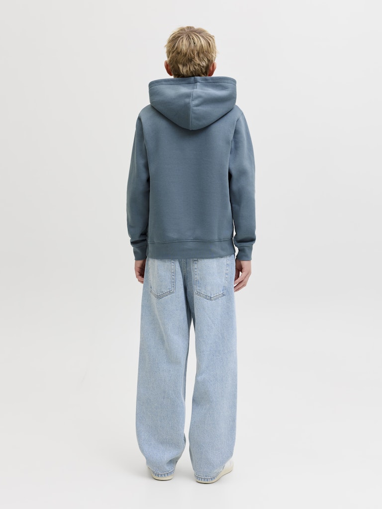 Snygg blå luvtröja till pojke från Jack and Jones. Hoodie till ungdom kille, stor  kängeruficka, ekologisk bomull.
JJESOHO SWEAT HOOD NOOS JNR
12279109