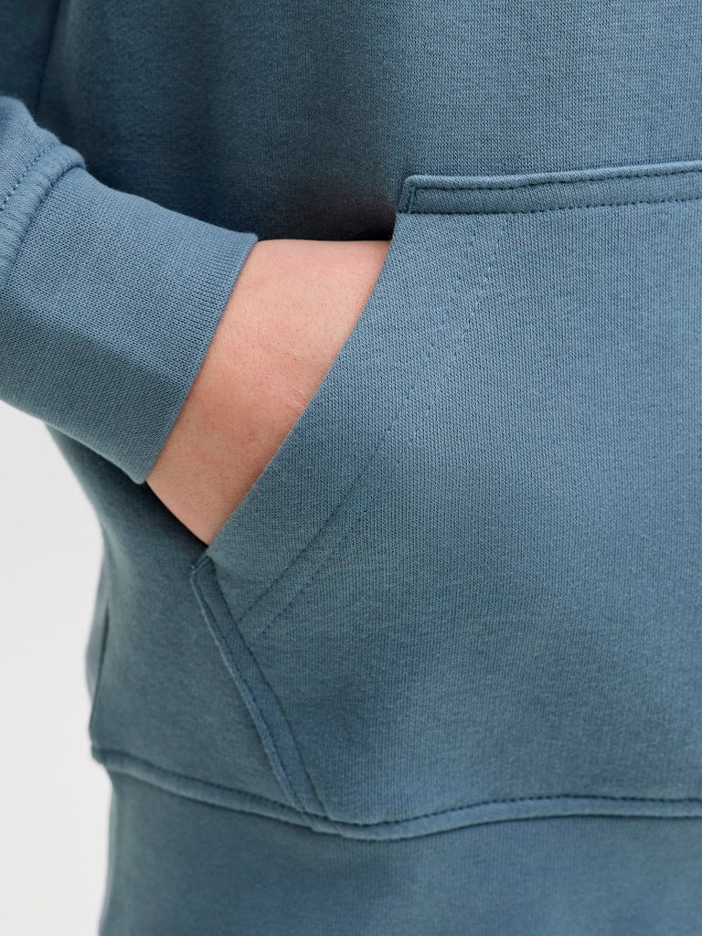 Snygg blå luvtröja till pojke från Jack and Jones. Hoodie till ungdom kille, stor  kängeruficka, ekologisk bomull.
JJESOHO SWEAT HOOD NOOS JNR
12279109