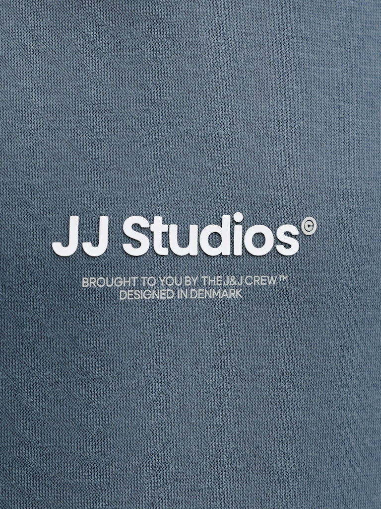 Snygg blå luvtröja till pojke från Jack and Jones. Hoodie till ungdom kille, stor  kängeruficka, ekologisk bomull.
JJESOHO SWEAT HOOD NOOS JNR
12279109