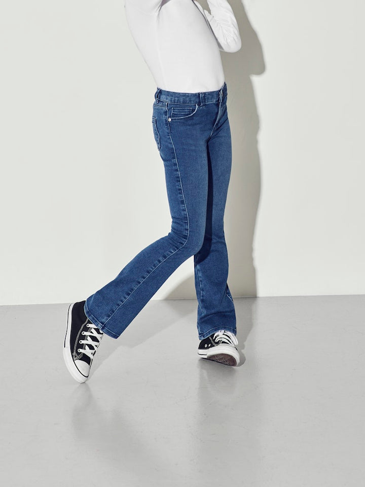 Blå flared jeans till ungdom tjej. Barn jeans utsvängda till flicka. 
KONROYAL LIFE REG FLARED PIM504 NOOS
15234678