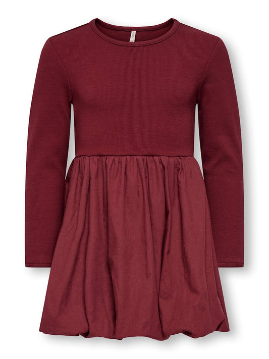 Röd klänning med ribbad överdel och ballongkjol som gör att den passar både till vardag och fest. Barn klänning till flicka från Only kids Girl.
KMGTRINNY SLD LS BAL DRESS JRS NOOS
15361092