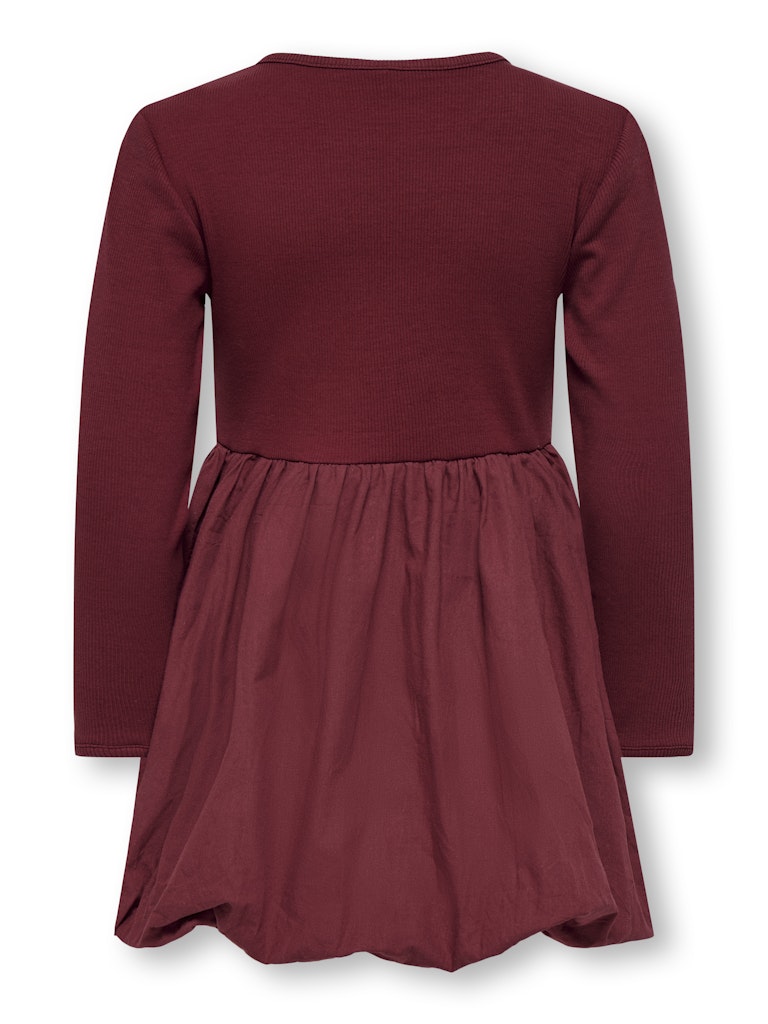 Röd klänning med ribbad överdel och ballongkjol som gör att den passar både till vardag och fest. Barn klänning till flicka från Only kids Girl.
KMGTRINNY SLD LS BAL DRESS JRS NOOS
15361092