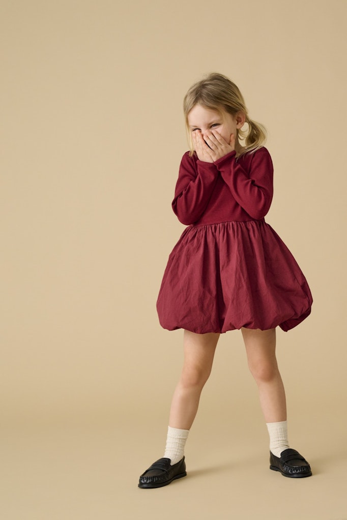Röd klänning med ribbad överdel och ballongkjol som gör att den passar både till vardag och fest. Barn klänning till flicka från Only kids Girl.
KMGTRINNY SLD LS BAL DRESS JRS NOOS
15361092