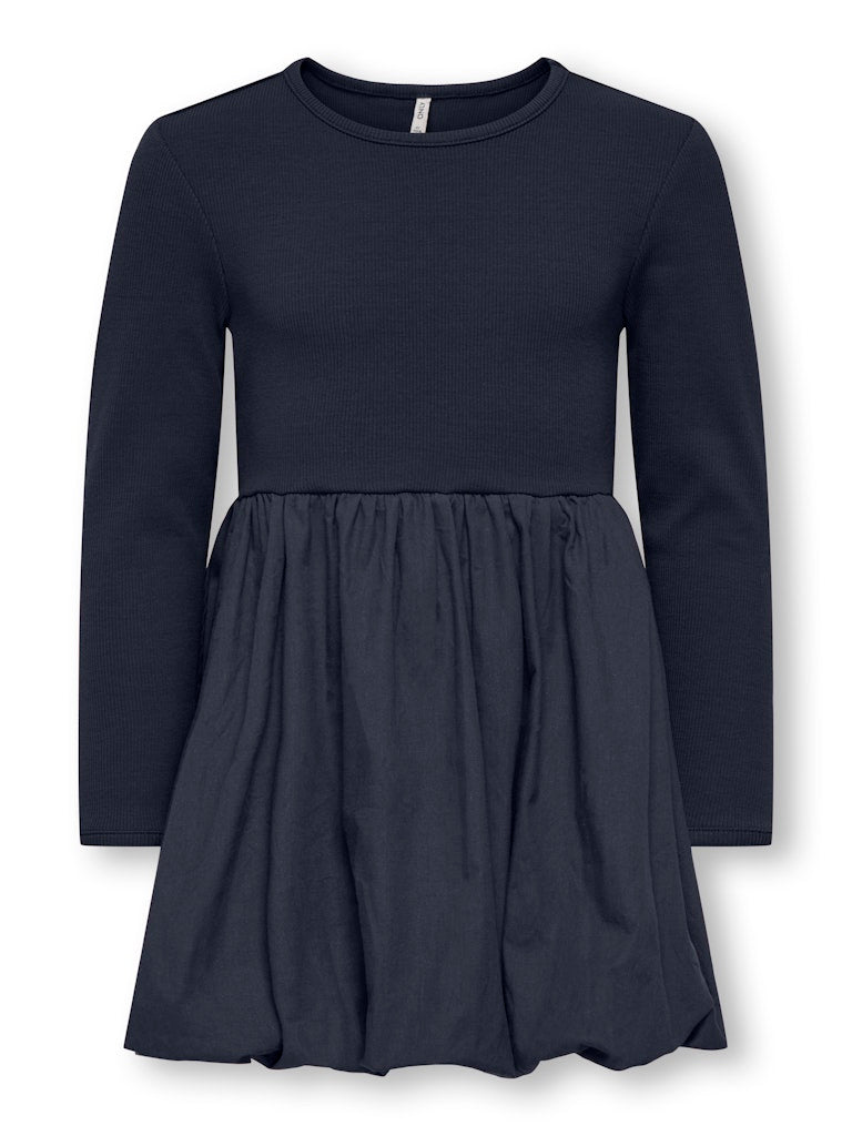 Blå klänning med ribbad överdel och ballongkjol som gör att den passar både till vardag och fest. Barn klänning till flicka från Only kids Girl.
KMGTRINNY SLD LS BAL DRESS JRS NOOS
15361092