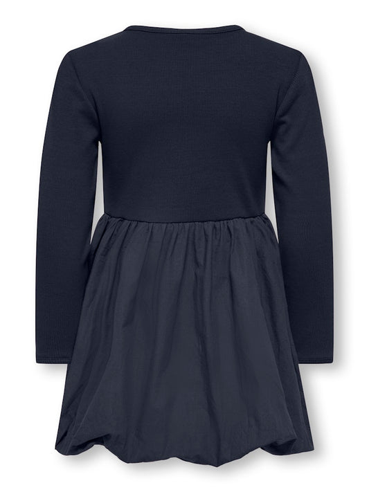 Blå klänning med ribbad överdel och ballongkjol som gör att den passar både till vardag och fest. Barn klänning till flicka från Only kids Girl.
KMGTRINNY SLD LS BAL DRESS JRS NOOS
15361092