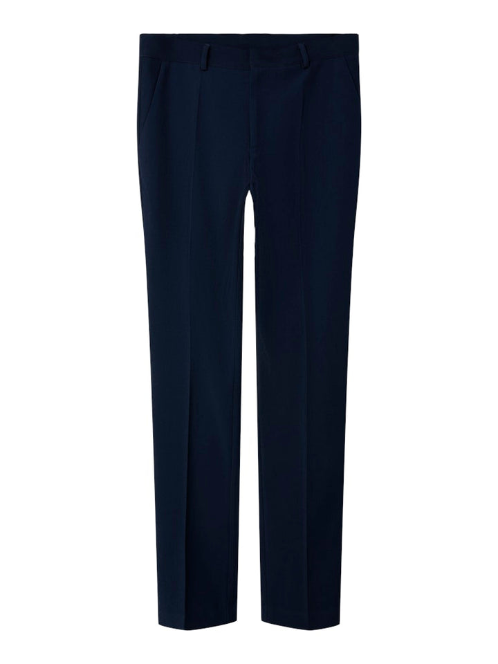 NLMMORTEN Slim Pant från LMTD är en tidlös marinblå kostymbyxa i chinosmodell som kombinerar klassisk elegans med modern passform till kille, pojke. Ungdomskläder, kostym, chinos
13248735 
NLMMORTEN SLIM PANT NOOS