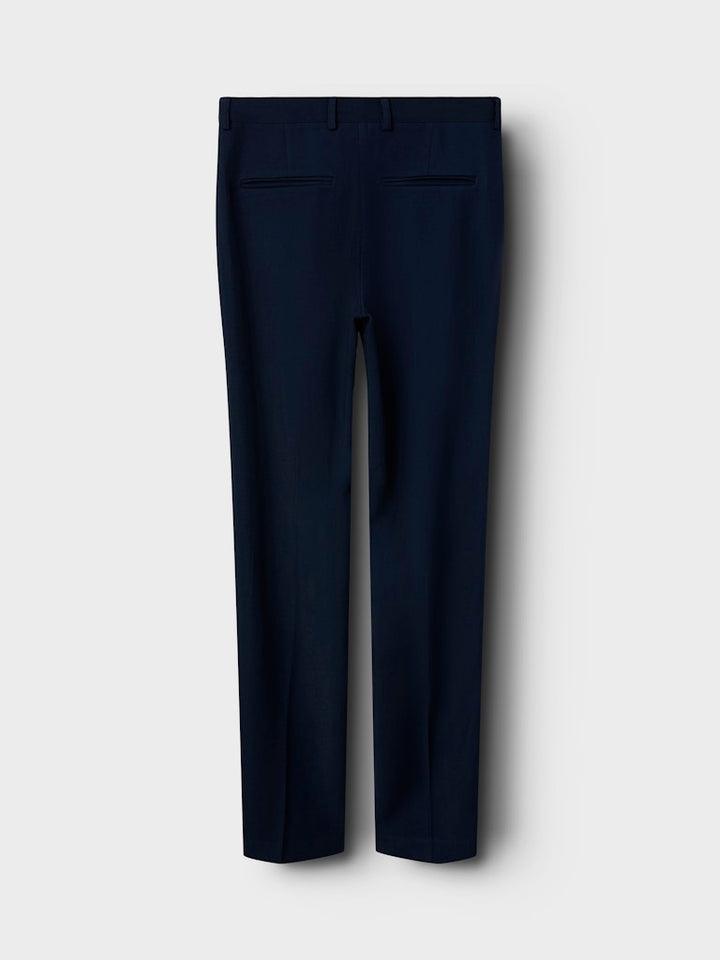 NLMMORTEN Slim Pant från LMTD är en tidlös marinblå kostymbyxa i chinosmodell som kombinerar klassisk elegans med modern passform till kille, pojke. Ungdomskläder, kostym, chinos
13248735 
NLMMORTEN SLIM PANT NOOS