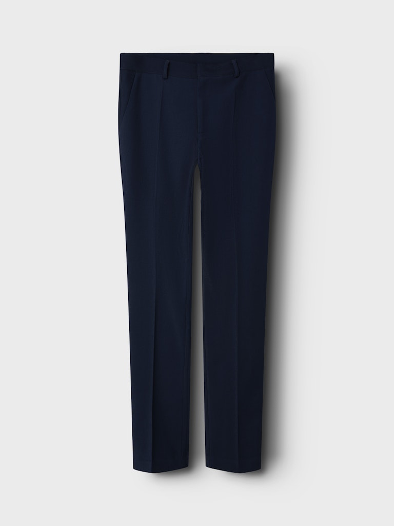NLMMORTEN Slim Pant från LMTD är en tidlös marinblå kostymbyxa i chinosmodell som kombinerar klassisk elegans med modern passform till kille, pojke. Ungdomskläder, kostym, chinos
13248735 
NLMMORTEN SLIM PANT NOOS