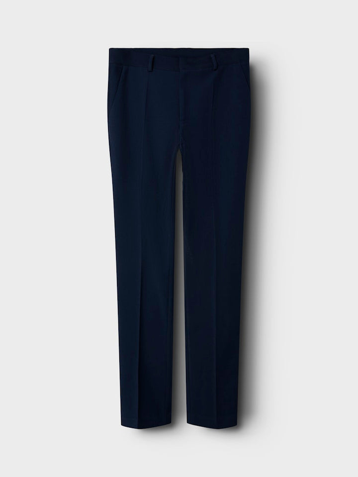 NLMMORTEN Slim Pant från LMTD är en tidlös marinblå kostymbyxa i chinosmodell som kombinerar klassisk elegans med modern passform till kille, pojke. Ungdomskläder, kostym, chinos
13248735 
NLMMORTEN SLIM PANT NOOS