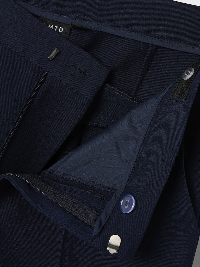 NLMMORTEN Slim Pant från LMTD är en tidlös marinblå kostymbyxa i chinosmodell som kombinerar klassisk elegans med modern passform till kille, pojke. Ungdomskläder, kostym, chinos
13248735 
NLMMORTEN SLIM PANT NOOS