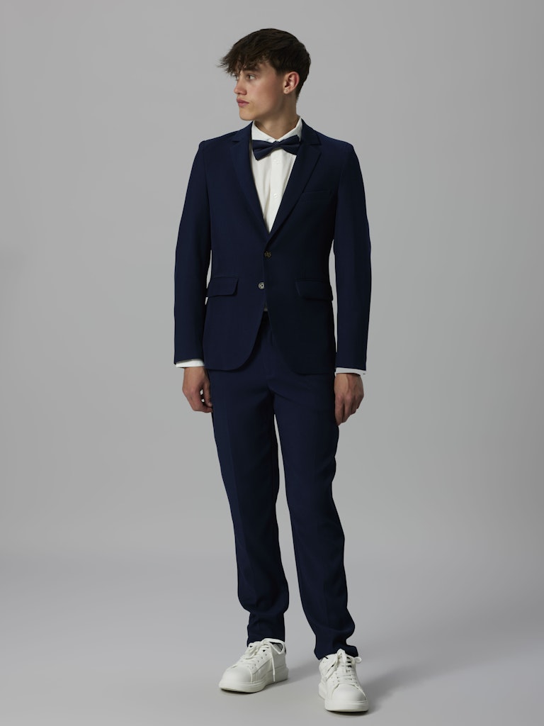 NLMMORTEN Slim Pant från LMTD är en tidlös marinblå kostymbyxa i chinosmodell som kombinerar klassisk elegans med modern passform till kille, pojke. Ungdomskläder, kostym, chinos
13248735 
NLMMORTEN SLIM PANT NOOS