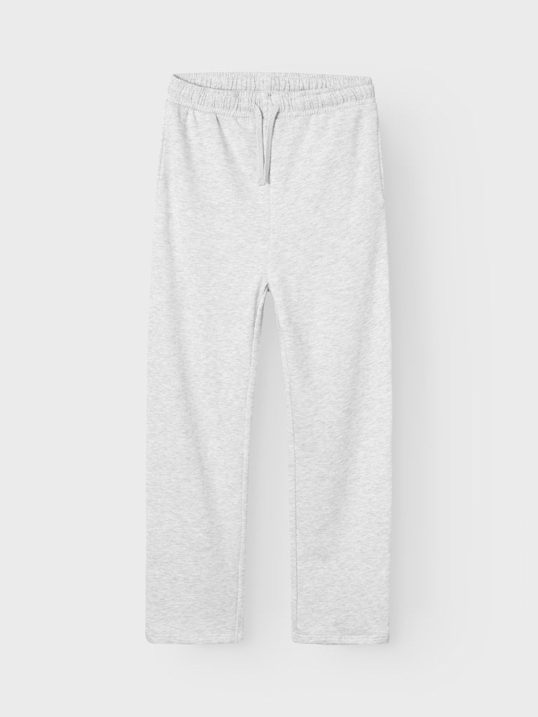 Ljus grå sweat byxa i unisex modell. Mysbyxor till tjej och kille från LMTD.
NLNNIZU BRU STRAIGHT SWEAT PANT NOOS
13234795