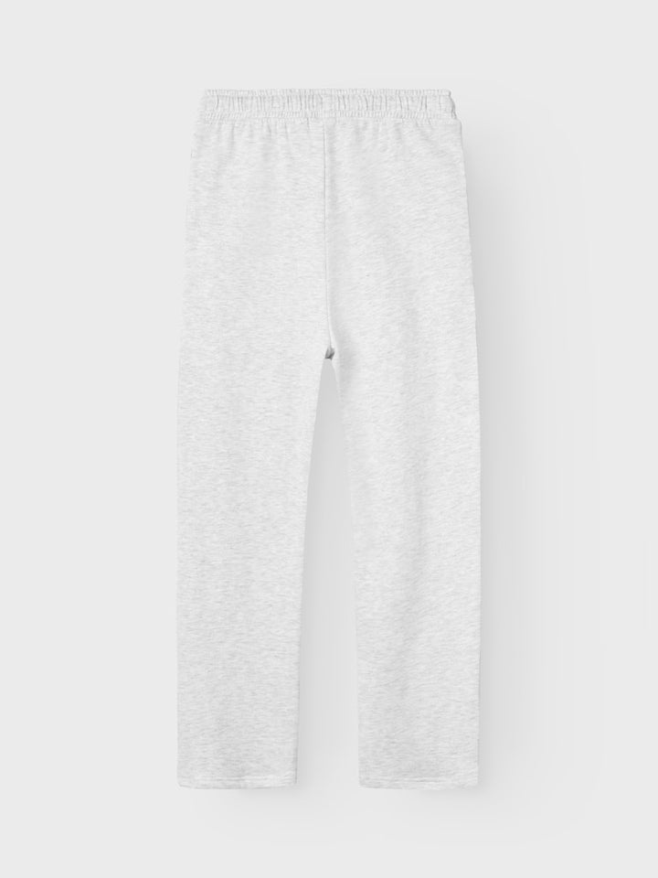 Ljus grå sweat byxa i unisex modell. Mysbyxor till tjej och kille från LMTD.
NLNNIZU BRU STRAIGHT SWEAT PANT NOOS
13234795