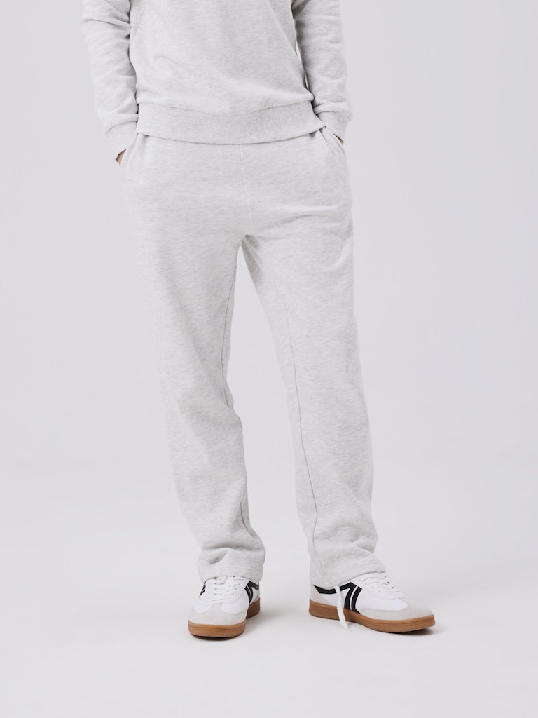 Ljus grå sweat byxa i unisex modell. Mysbyxor till tjej och kille från LMTD.
NLNNIZU BRU STRAIGHT SWEAT PANT NOOS
13234795
