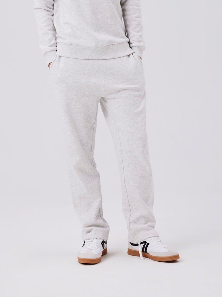 Ljus grå sweat byxa i unisex modell. Mysbyxor till tjej och kille från LMTD.
NLNNIZU BRU STRAIGHT SWEAT PANT NOOS
13234795