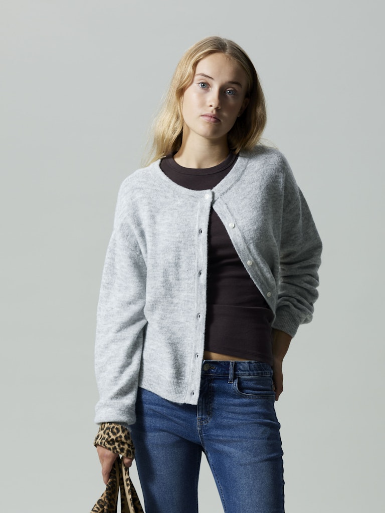 Tjej klädd i grå kofta från LMTD. Ungdom cardigan slätstickad.
NLFLODET LS SHORT KNIT CARDIGAN NOOS
13235060
