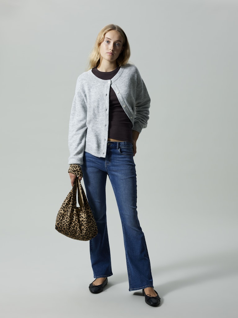 Grå kofta till tjej från LMTD. Ungdom cardigan slätstickad.
NLFLODET LS SHORT KNIT CARDIGAN NOOS
13235060