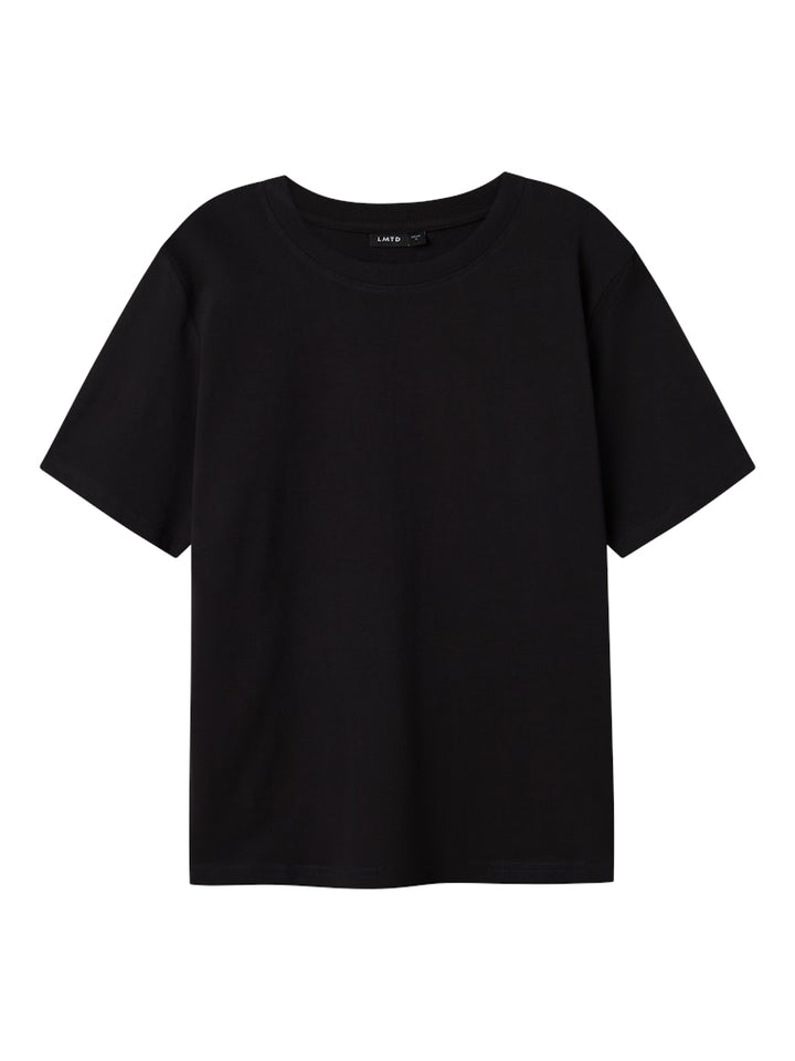 Svart Kortärmad t-shirt i unisexmodell så den passar både tjejer och killar. Snygg tshirt till tjej och kille, ungdom.
13235061 
NLNFAGEN SS L TOP NOOS