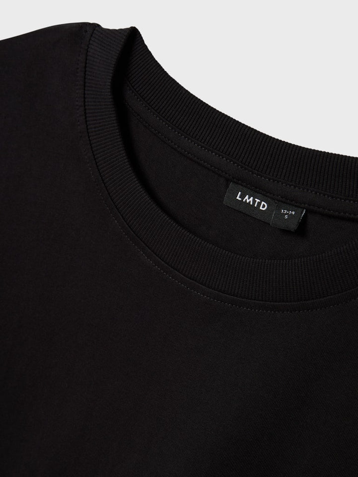 Svart Kortärmad t-shirt i unisexmodell så den passar både tjejer och killar. Snygg tshirt till tjej och kille, ungdom.
13235061 
NLNFAGEN SS L TOP NOOS