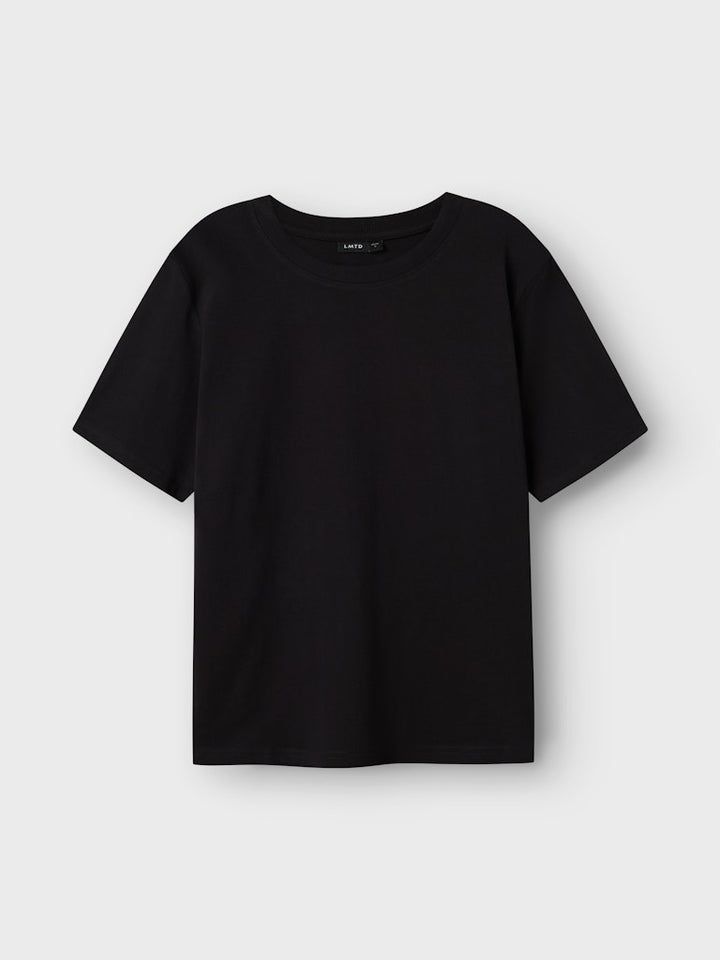 Svart Kortärmad t-shirt i unisexmodell så den passar både tjejer och killar. Snygg tshirt till tjej och kille, ungdom.
13235061 
NLNFAGEN SS L TOP NOOS