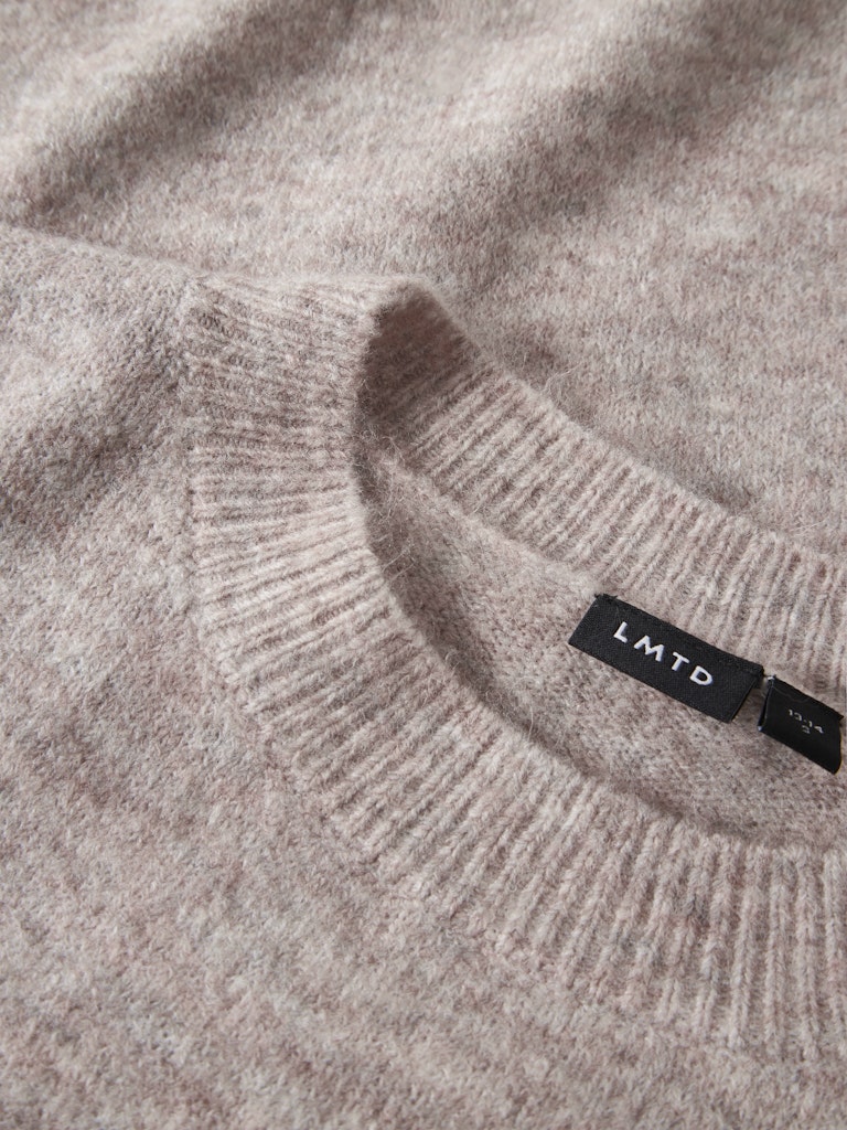 nygg stickad tröja till tjej. Ungdomskläder från LMTD, beige stickadtröja till flicka.
NLFLODET LS SHORT KNIT NOOS
13235059