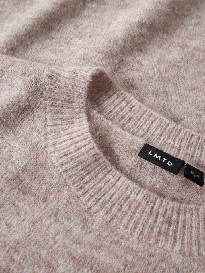 nygg stickad tröja till tjej. Ungdomskläder från LMTD, beige stickadtröja till flicka.
NLFLODET LS SHORT KNIT NOOS
13235059
