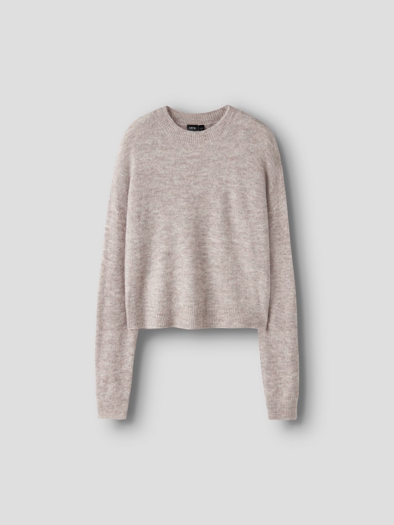 nygg stickad tröja till tjej. Ungdomskläder från LMTD, beige stickadtröja till flicka.
NLFLODET LS SHORT KNIT NOOS
13235059