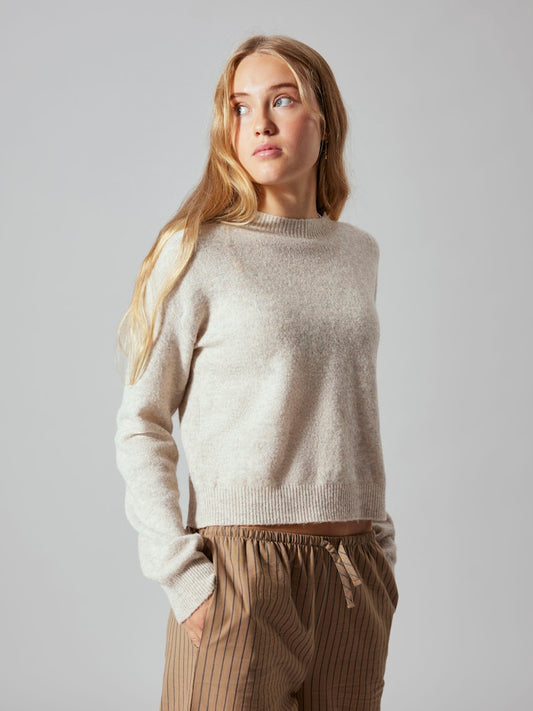 nygg stickad tröja till tjej. Ungdomskläder från LMTD, beige stickadtröja till flicka.
NLFLODET LS SHORT KNIT NOOS
13235059