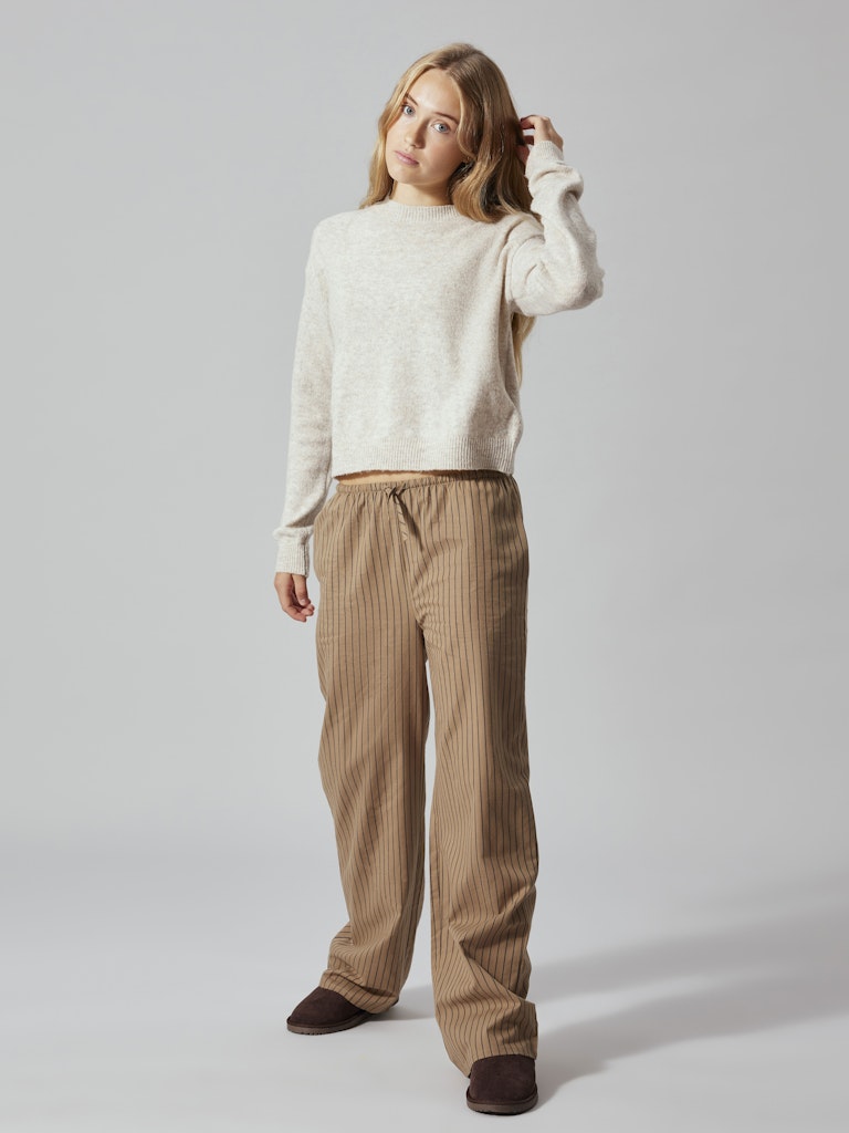 nygg stickad tröja till tjej. Ungdomskläder från LMTD, beige stickadtröja till flicka.
NLFLODET LS SHORT KNIT NOOS
13235059