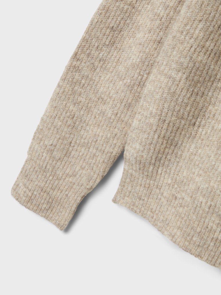 Beige stickad tröja till kille från LMTD. Ungdomskläder, beige stickad tröja med rund hals, o-neck.
NLMKLEAVE LS O-NECK KNIT NOOS
13245617