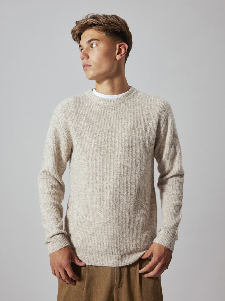 Beige stickad tröja till kille från LMTD. Ungdomskläder, beige stickad tröja med rund hals, o-neck.
NLMKLEAVE LS O-NECK KNIT NOOS
13245617