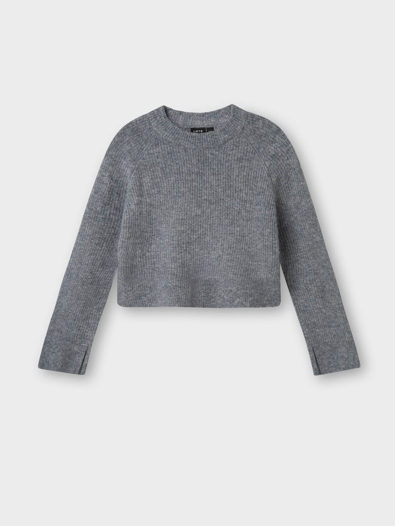 Grå kort stickad tröja till tjej. Ungdomskläder, stickade tröjor från LMTD snygga detaljer.
NLFKLEAVE LS SHORT KNIT NOOS
13245653
