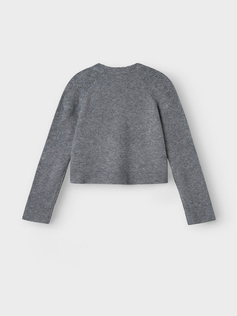 Grå kort stickad tröja till tjej. Ungdomskläder, stickade tröjor från LMTD snygga detaljer.
NLFKLEAVE LS SHORT KNIT NOOS
13245653