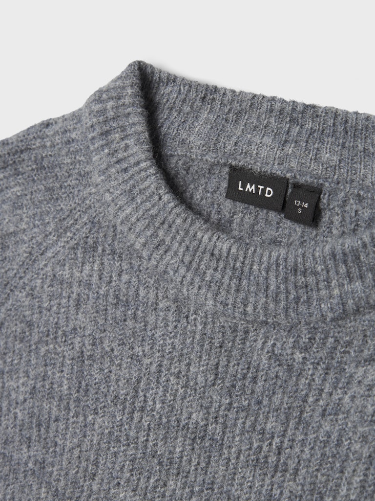 Grå kort stickad tröja till tjej. Ungdomskläder, stickade tröjor från LMTD snygga detaljer.
NLFKLEAVE LS SHORT KNIT NOOS
13245653