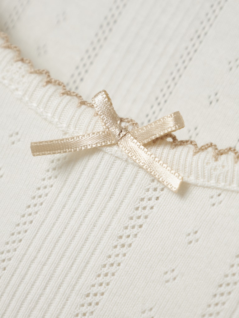 Vit kort ungdoms tröja till tjej. Needle drop topp i vitt med söt rosett som fin detalj.
NLFNAMEL LS SHORT DEEP NECK TOP
13247771