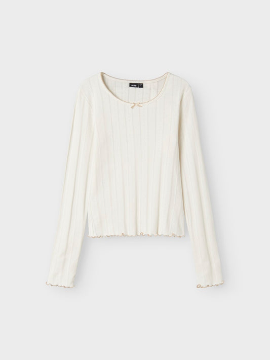 Vit kort ungdoms tröja till tjej. Needle drop topp i vitt med söt rosett som fin detalj.
NLFNAMEL LS SHORT DEEP NECK TOP
13247771