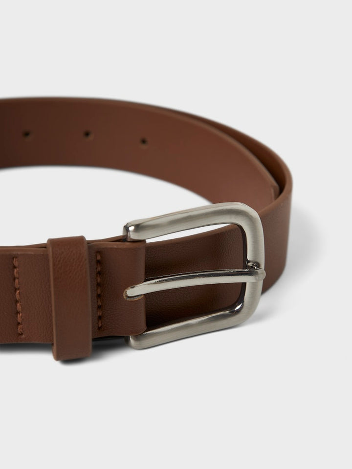 Brunt bälte till tjej och kille. Ungdoms skärp från LMTD, unisex modell, 4 olika längder
13248316 
NLNLOUI BELT