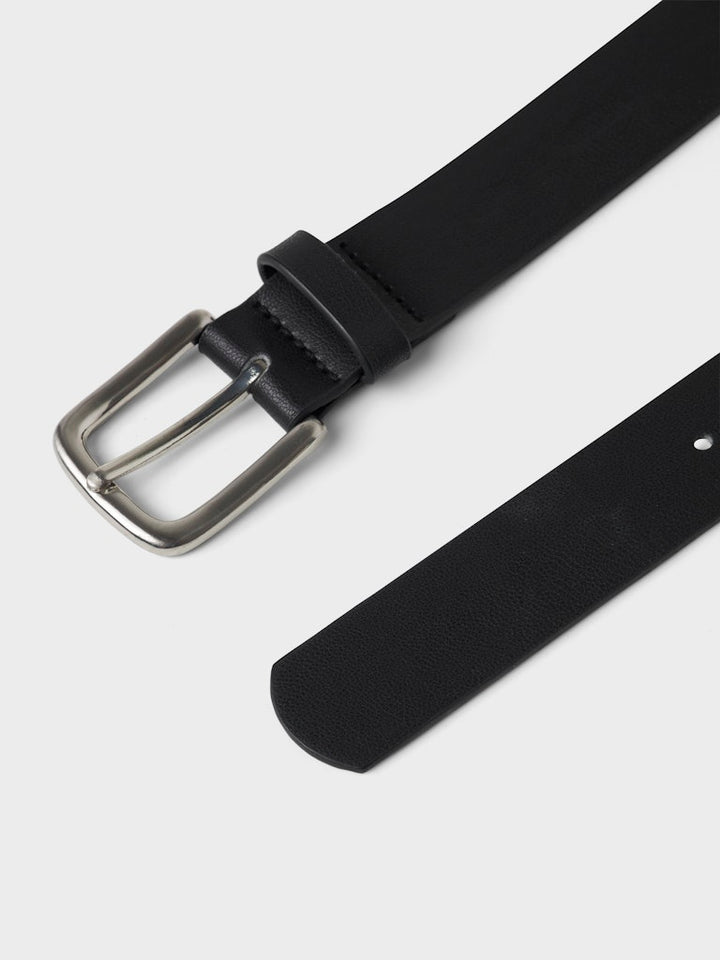 Svart bälte till tjej och kille. Ungdoms skärp från LMTD, unisex modell, 4 olika längder
13248316 
NLNLOUI BELT