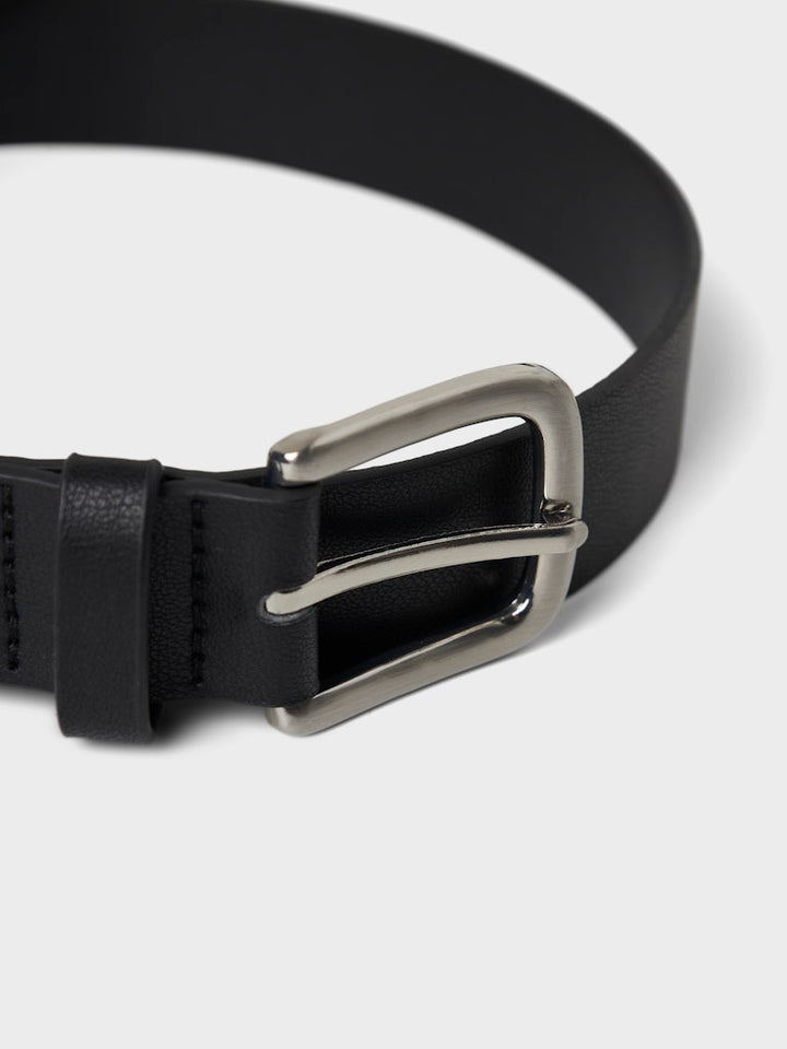 Svart bälte till tjej och kille. Ungdoms skärp från LMTD, unisex modell, 4 olika längder
13248316 
NLNLOUI BELT